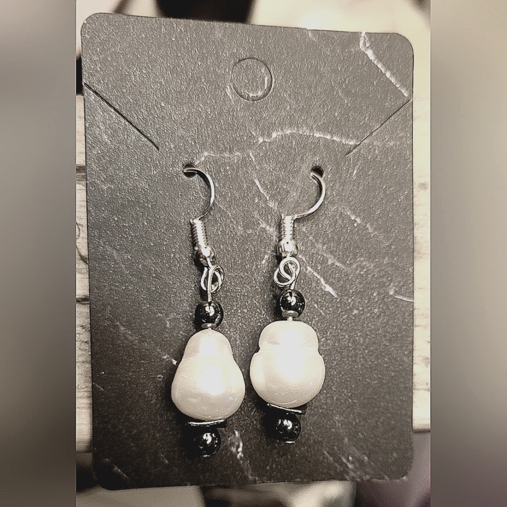 New - Elegant earrings with freshwater pearl and black beads